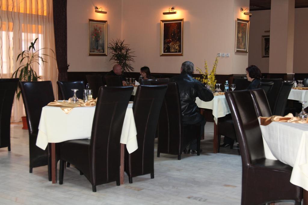 Hotel Zimbru Câmpulung Moldovenesc Exteriör bild